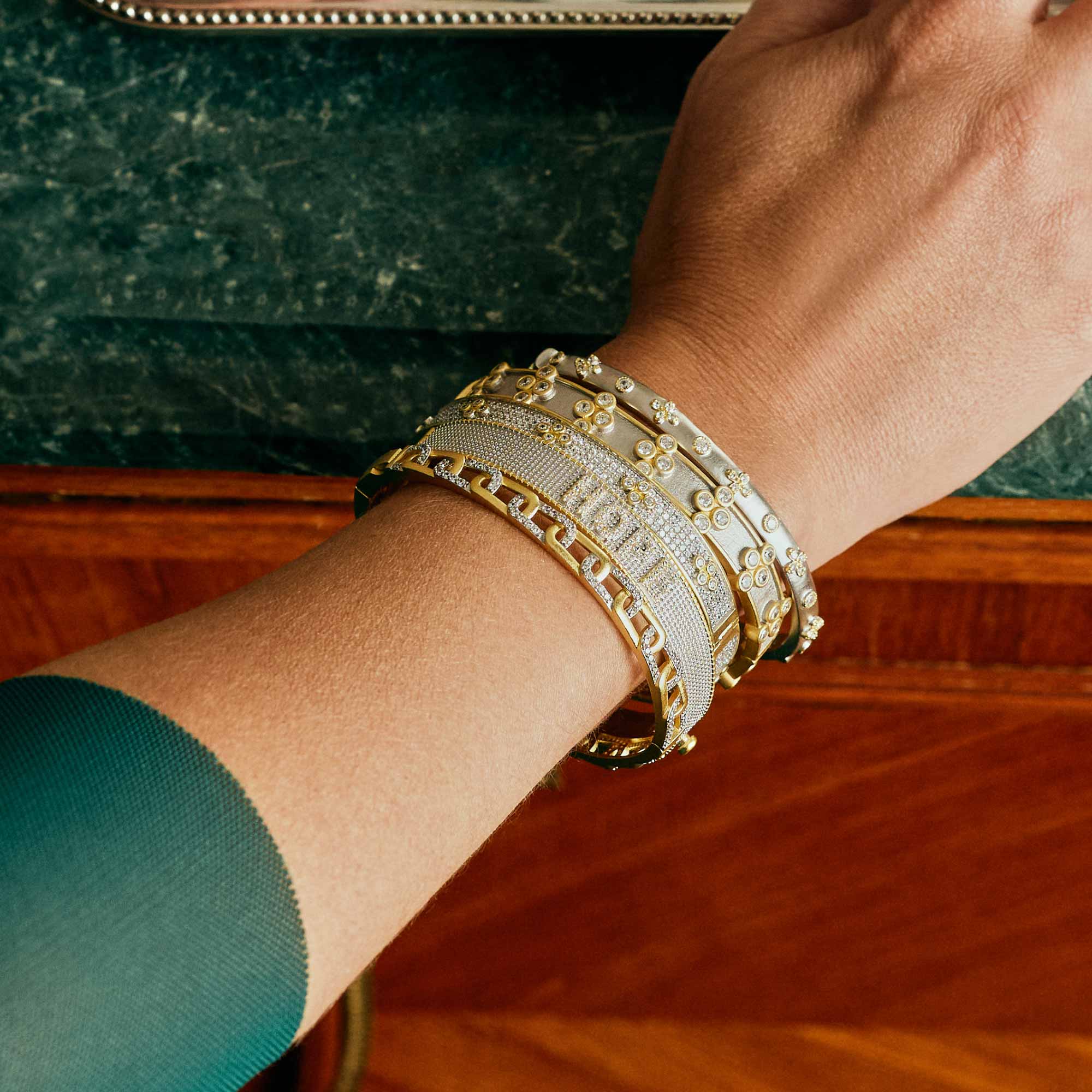 Signature Grit Chain Link Pavé Thin Hinge Bangle - FREIDA ROTHMAN