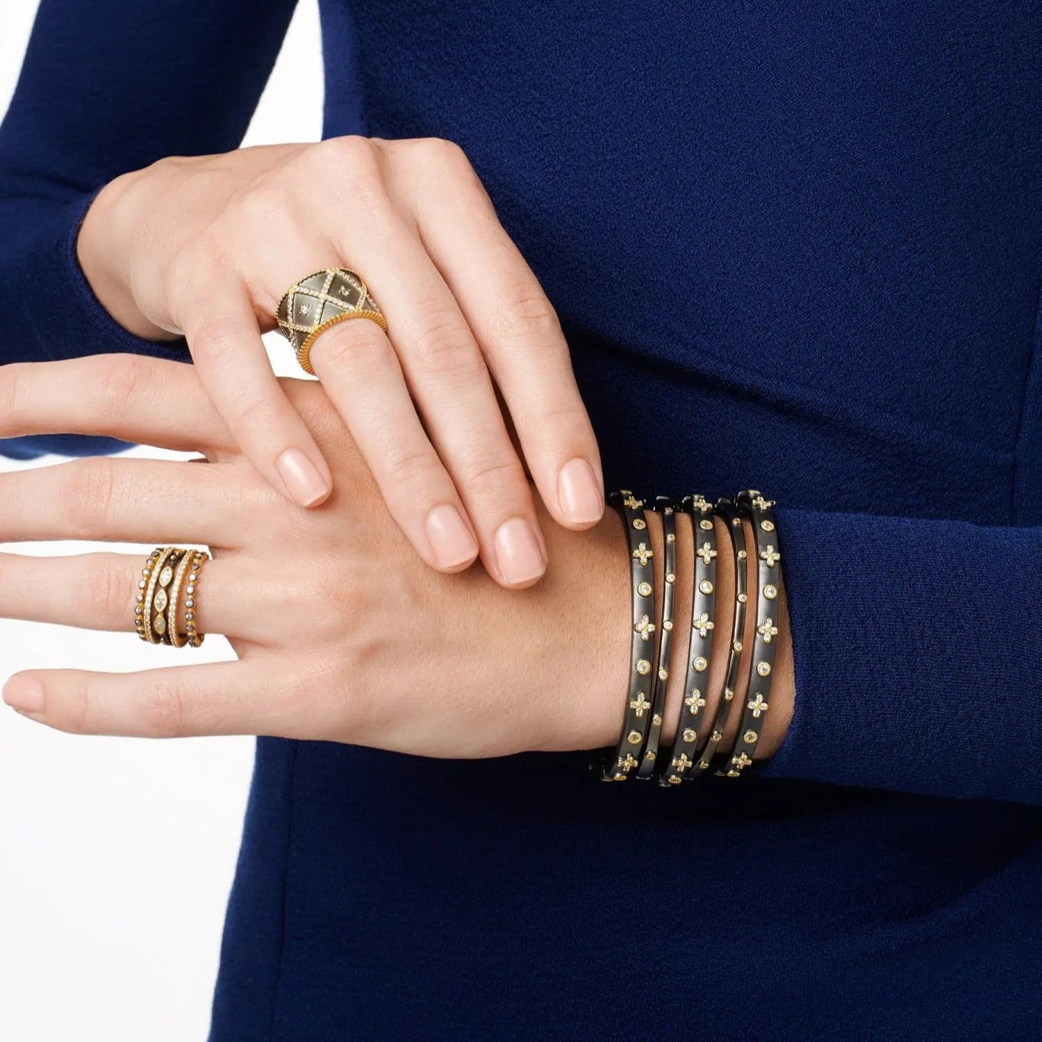 Our Favorite Clover Hinge Bangle Signature BRACELET