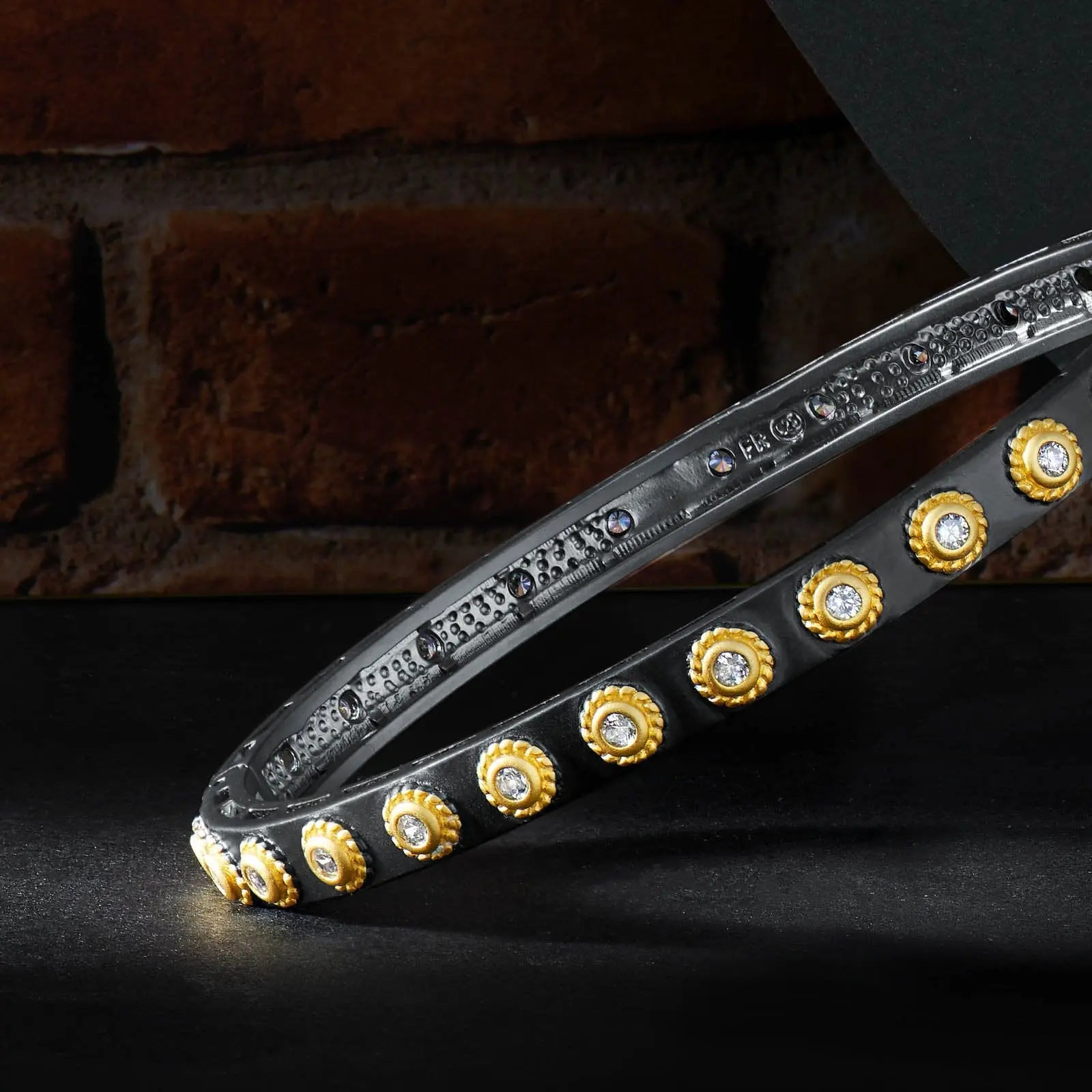  Studded Eternity Hinge Bangle Signature BRACELET